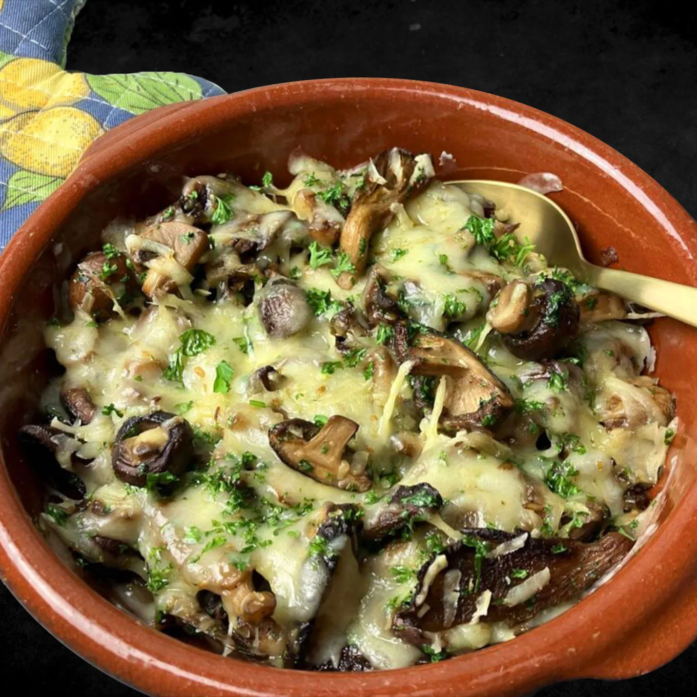 Gegratineerde knoflook champignons met biologische kaas